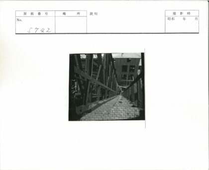 工业建筑金属楼梯与结构梁.jpg