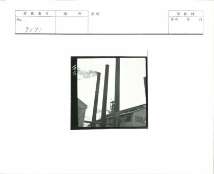 工业烟囱与大型工厂建筑.jpg