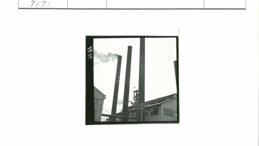 工业烟囱与大型工厂建筑.jpg