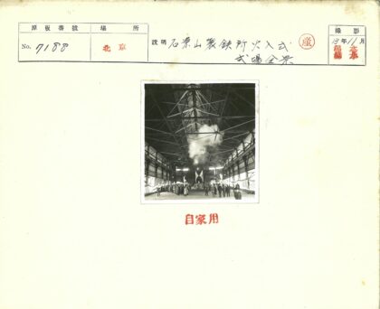 工业空间钢梁高屋顶人群聚集.jpg