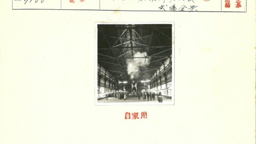 工业空间钢梁高屋顶人群聚集.jpg