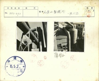 工业管道特写与晴朗天空背景.jpg