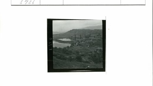 工业综合体鸟瞰青山环绕.jpg