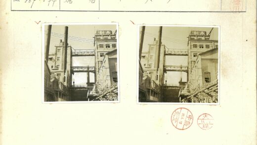 工业老建筑群与高架管道系统.jpg