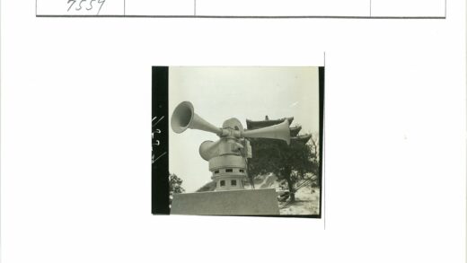 工业警笛与宝塔建筑特写.jpg