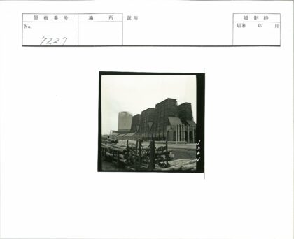 工业设施与原木堆阴天景.jpg