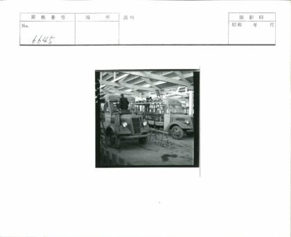 工业车间内修理公共汽车.jpg