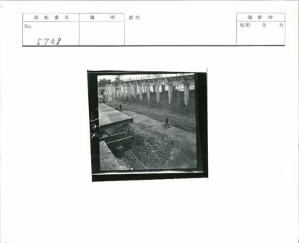 工人与柱廊建筑工地实景.jpg