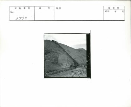 工人在岩石山铺设轨道与高架输送系统.jpg