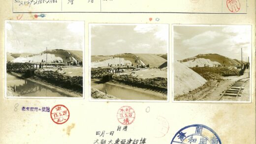 工人在轨道旁沙堆作业.jpg