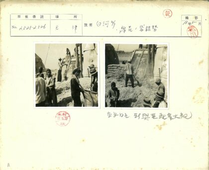 工人室外铲土处理沙袋输送机.jpg