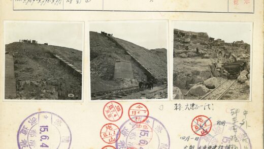 工人山坡铁轨手推车施工.jpg