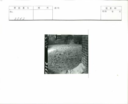 工人工业建筑内铲瓦砾.jpg