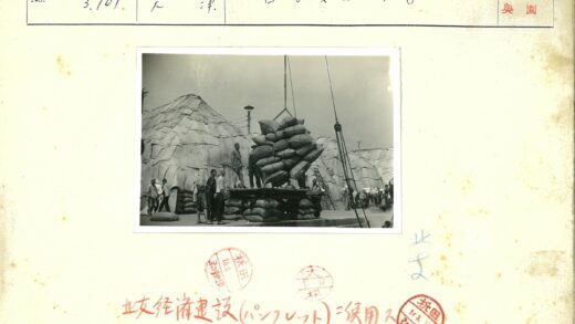 工人户外运输麻袋工业场景.jpg