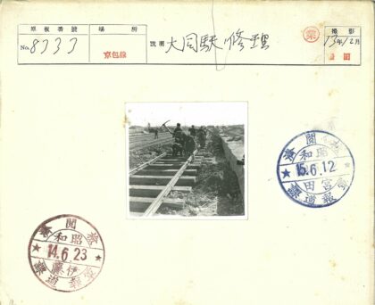 工人户外铺设铁轨施工场景.jpg
