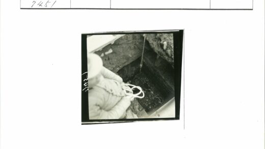工人手持绳索在深坑施工现场.jpg