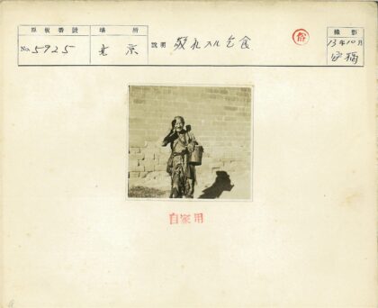 工人持桶遮阳砖墙旁.jpg
