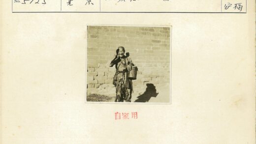 工人持桶遮阳砖墙旁.jpg