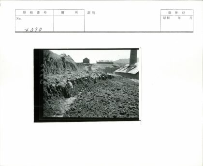工人挖掘岩石沟渠建筑背景.jpg