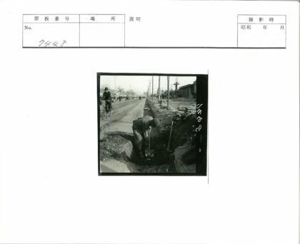 工人挖沟布电线杆繁忙道路.jpg