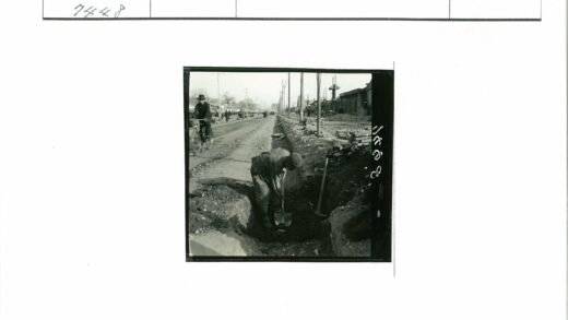 工人挖沟布电线杆繁忙道路.jpg
