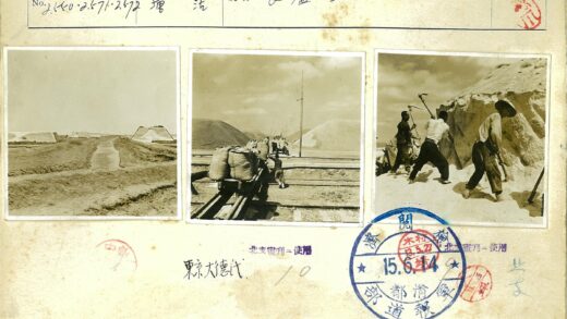 工人推手推车沿铁轨运输麻袋.jpg