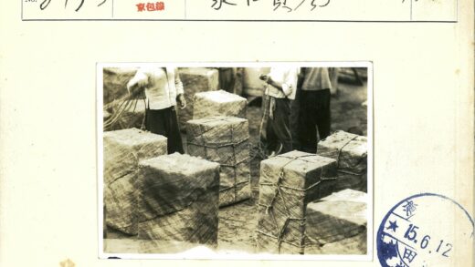 工人搬运包裹石头人行道.jpg