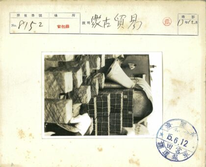 工人搭建大型积木结构现场.jpg