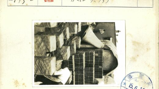 工人搭建大型积木结构现场.jpg