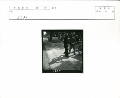 工人操作压路机碎石路施工.jpg