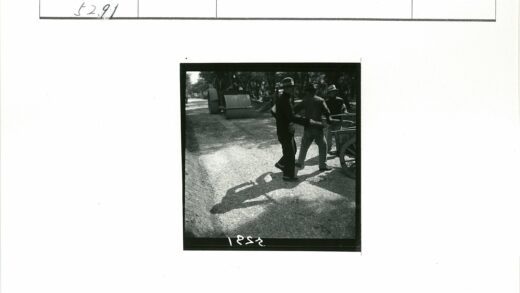 工人操作压路机碎石路施工.jpg