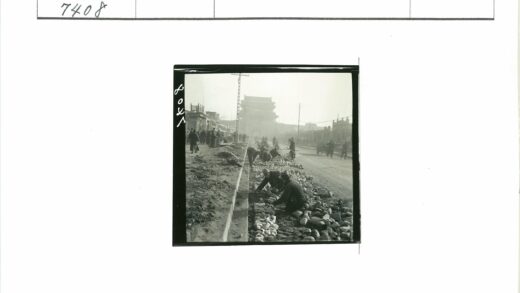 工人路边放置石头建筑工地街景.jpg