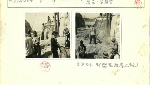 工人铲谷物工作场景.jpg