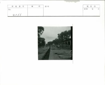 工人铺设木板的土路施工场景.jpg