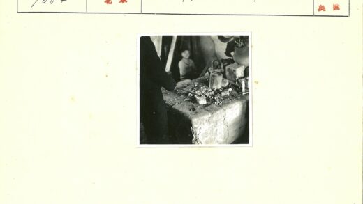工匠与旧水壶工作场景.jpg