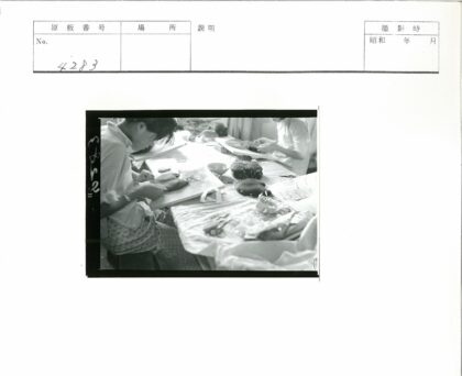 工匠专注制作手工艺品.jpg