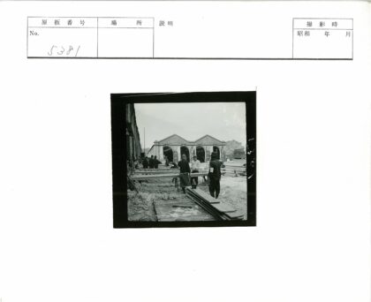工匠在拱门建筑前施工.jpg