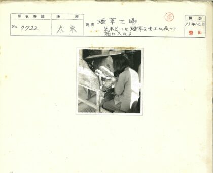 工匠手工制作传统木器.jpg