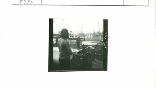 工厂机械操作历史场景.jpg