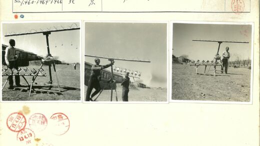 工程师安装大型户外天线.jpg