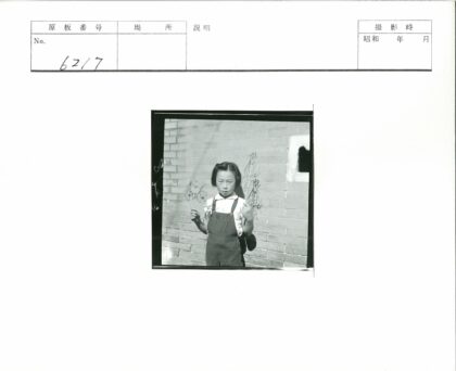 工装裤孩子手持铁丝雕塑.jpg