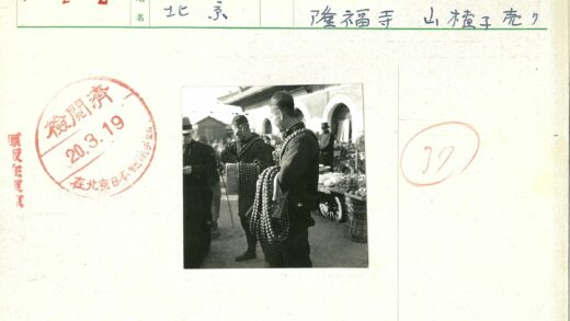 市场中的持念珠男子.jpg