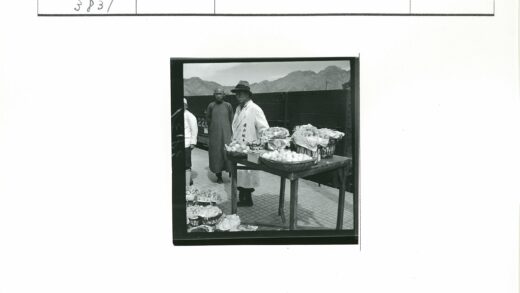市场摊位前的男人与山景.jpg