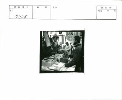 市场摊位展示盒子和耳机设备.jpg