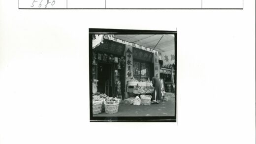 市场水果摊位与汉字招牌.jpg