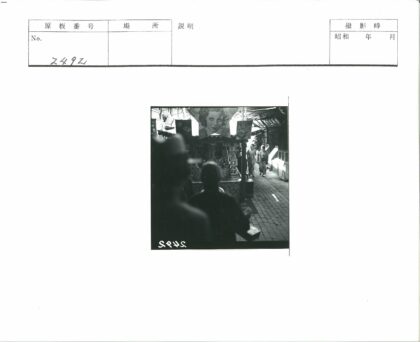 市场街商店女人海报黑白照.jpg