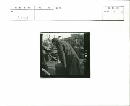 市场里看鹅的长外套男人.jpg