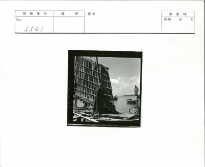 帆船航行在多云天空下.jpg