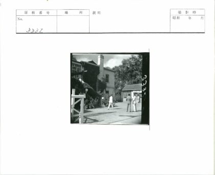 常春藤建筑旁三男子与收银台.jpg