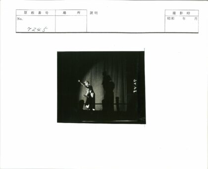 幕布演员与光影舞台表演.jpg